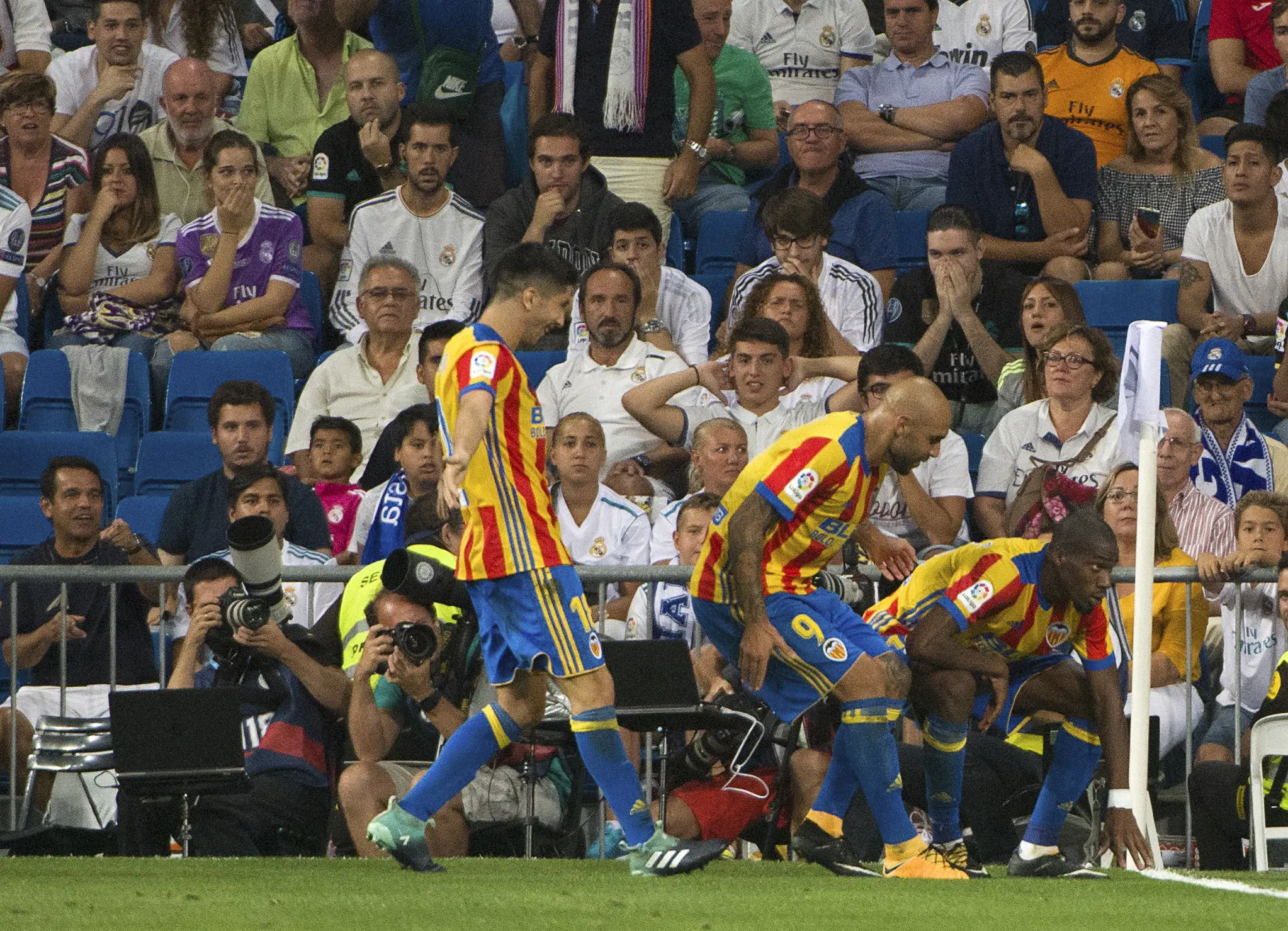   Gelandang Valencia, Geoffrey Kondogbia (kanan) melakukan selebrasi usai mencetak gol ke gawang Real Madrid, pada laga lanjutan La Liga 2017-2018, di Stadion Santiago Bernabeu, Senin (28/8/2017) dinihari WIB. (AFP/Curt