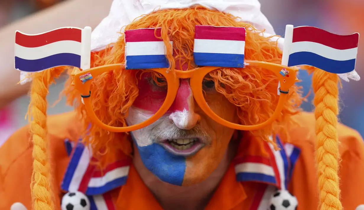 Ekspresi suporter Timnas Belanda saat melawan Polandia pada laga Grup D Euro 2024 di Volksparkstadion, Minggu (16/06/2024). (AP Photo/Sunday Alamba)