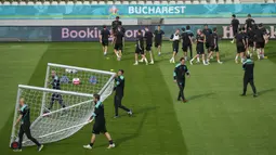 Para pemain Austria melakukan pemanasan saat sesi latihan jelang melawan Ukraina pada pertandingan Grup C Euro 2020 di Stadion Arcul de Triumf, Bucharest, Rumania, Minggu (20/6/2021). Austria akan melawan Ukraina pada 21 Juni 2021. (AP Photo/Vadim Ghirda)