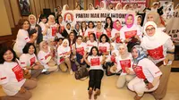 Kelompok emak-emak Melati Putih Indonesia foto bersama deklarasi dukungan Prabowo-Sandi pada Pilpres 2019 di Bambu Apus Raya, Jakarta, Jumat (14/9). Deklarasi dukungan digelar di kediaman Djoko Santoso. (Liputan6.com/Fery Pradolo)