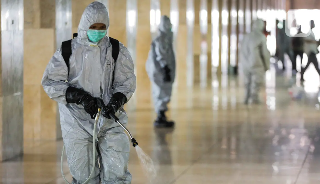 Petugas menyemprotkan cairan disinfektan saat sterilisasi area ibadah di Masjid Istiqlal, Jakarta Pusat, Jumat (13/3/2020). Pembersihan oleh petugas gabungan tersebut untuk mencegah penyebaran virus corona COVID-19 di lingkungan Masjid Istiqlal. (Liputan6.com/Faizal Fanani)