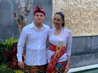 Egat terlihat mengunggah foto bersama Kalina di akun Instagram miliknya. Egat dan Kalina terlihat menggunakan pakaian tradisional dari Bali dengan nuansa berwarna putih. (Liputan6.com/egatsacawijaya)