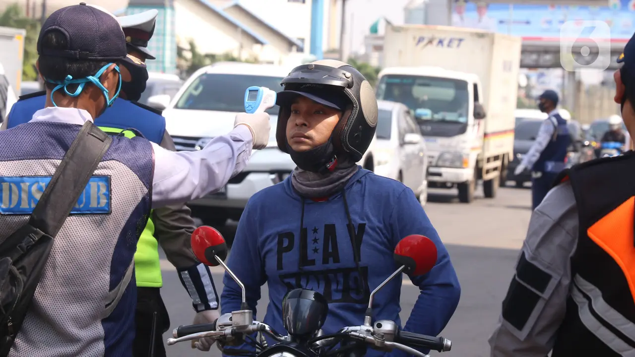 PSBB Tangerang Raya, Petugas Lakukan Cek Suhu Tubuh Pengendara