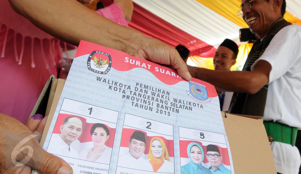 Panitia TPS 015 Jurangmangu Timur mengeluarkan surat suara dari kotak untuk dilakukan penghitungan di Tangerang Selatan, Banten, (9/12). Calon Walikota Tangerang Selatan, Airin Rachmi Diany Mendominasi suara dengan jumlah 212. (Liputan6.com/Helmi Afandi)