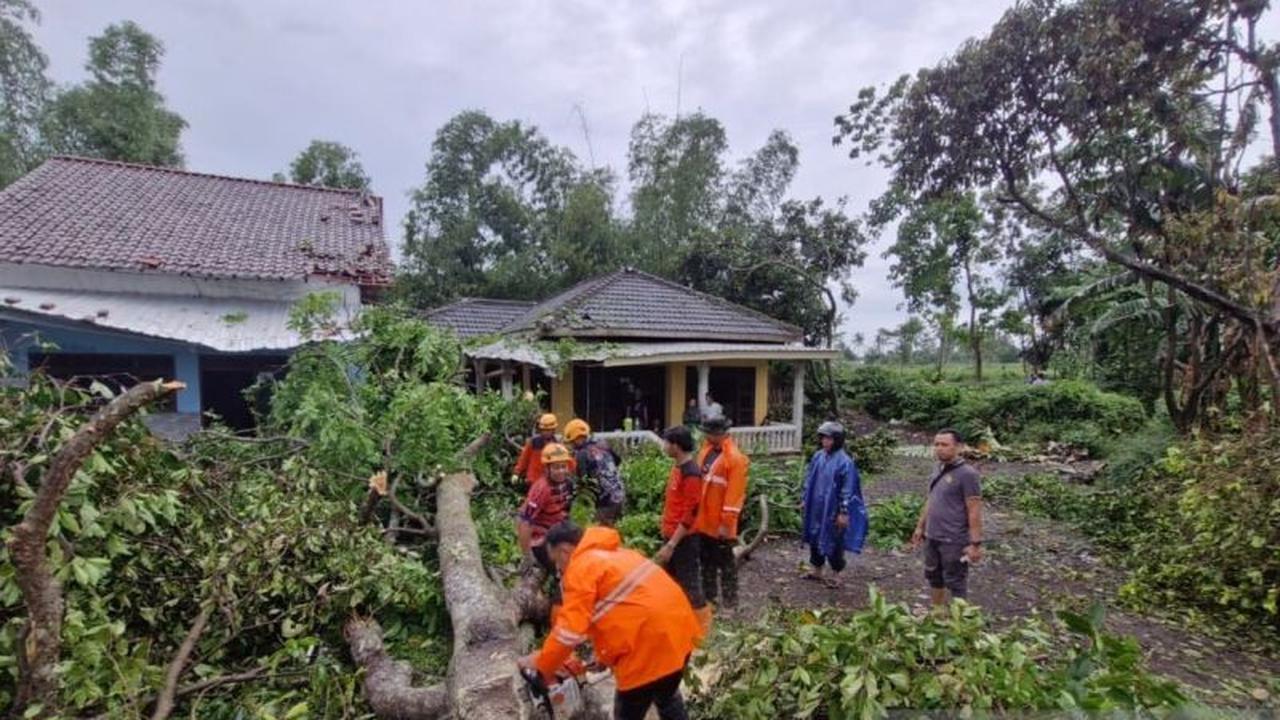82 Rumah Warga Bondowoso Porak Poranda Diterjang Angin Kencang