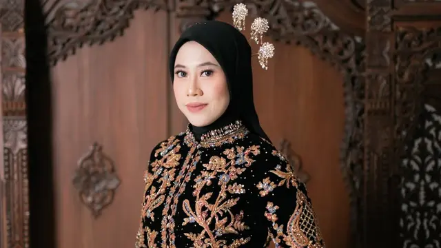 Gaya Megawati Hangestri Pakai Kebaya (Foto: Instagram @anarav.label)