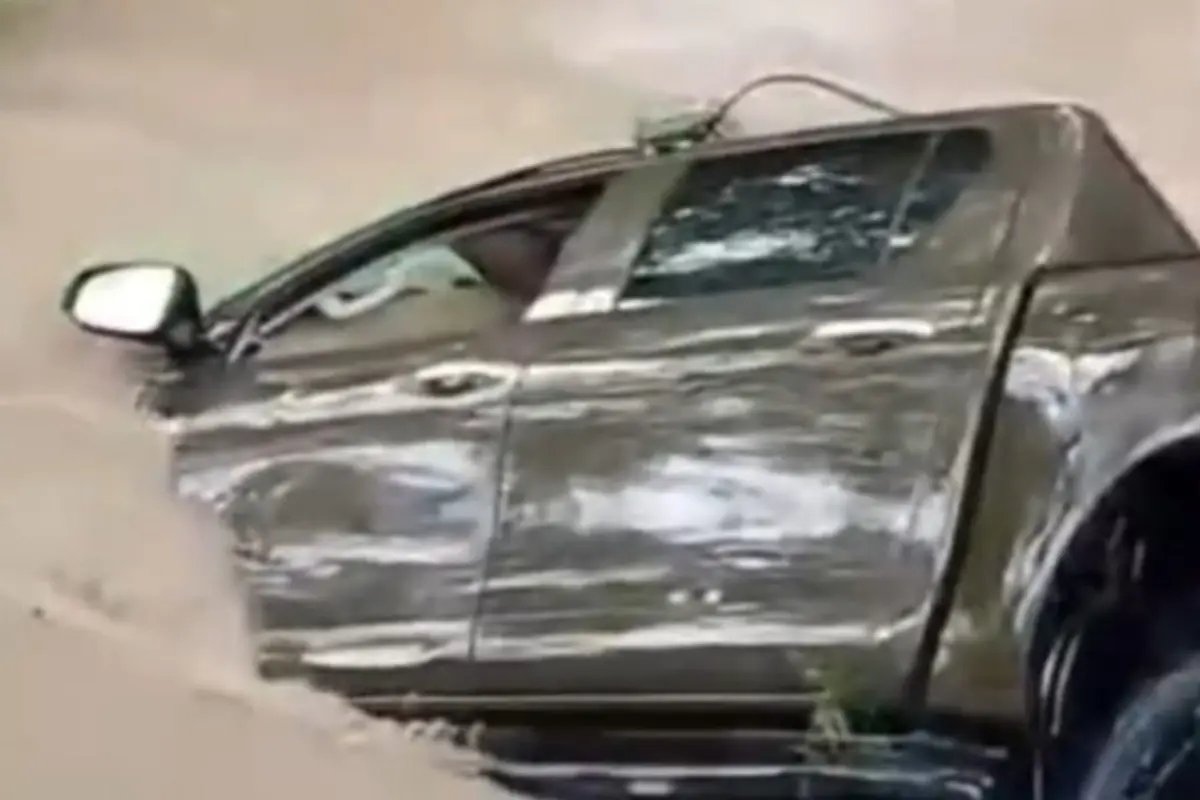 Kondisi mobil pengawal Bupati Kupang saat terjebak arus sungai