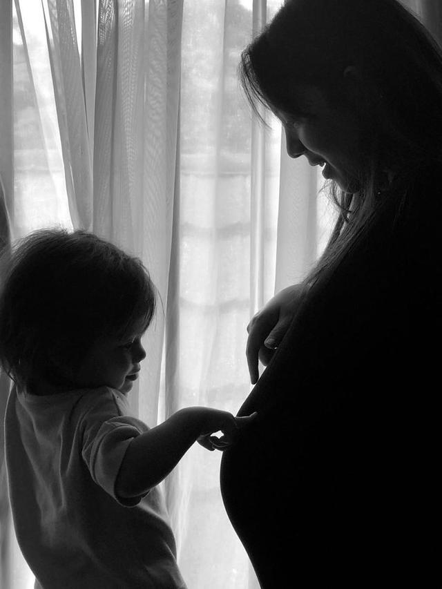 6 Momen Manis Keenan Pearce dan Istri yang Hamil Anak Kedua