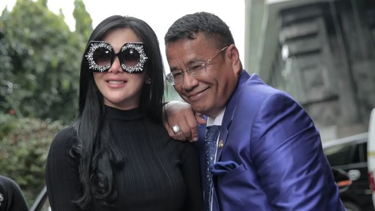 [Bintang] Syahrini dan Hotman Paris Hutapea