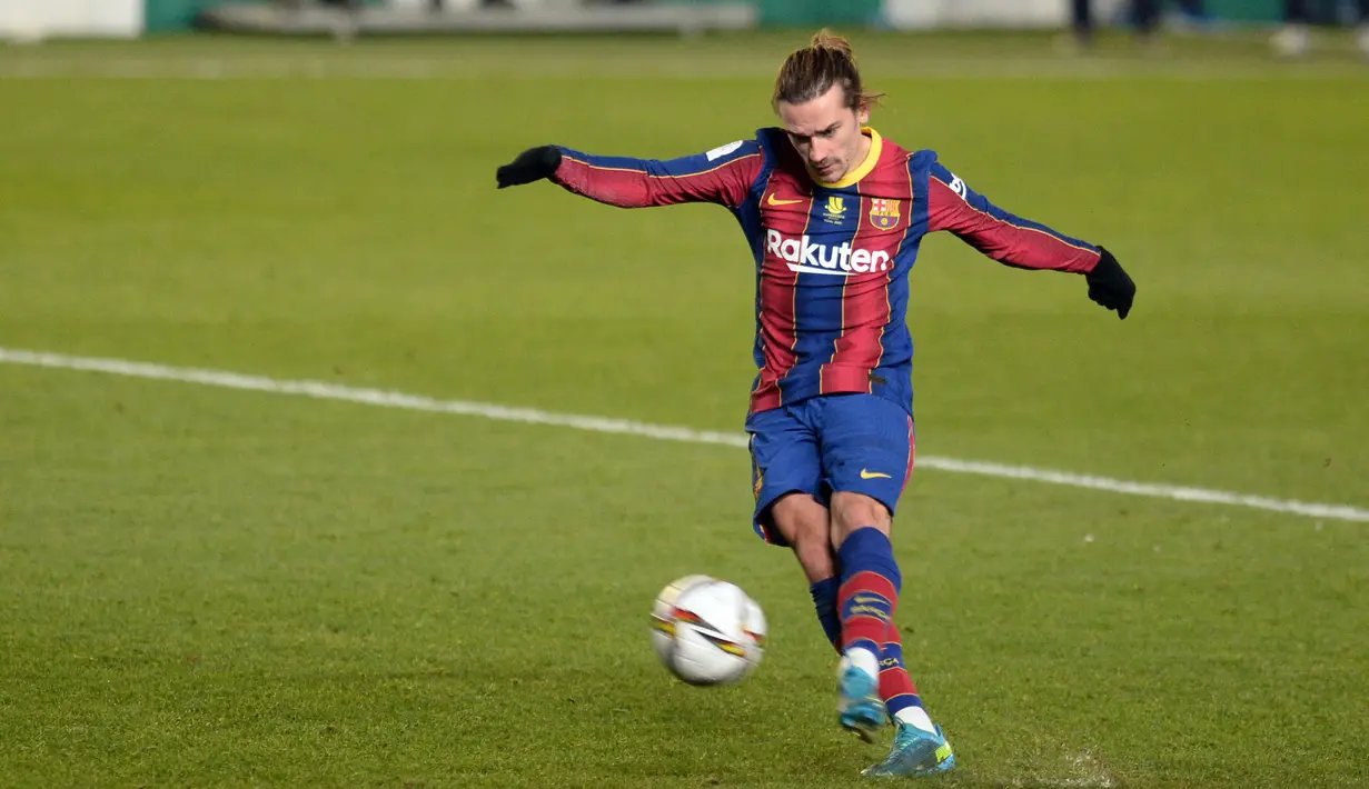 Rekan Messi, Antoine Griezmann termasuk salah satu pemain kidal terbaik saat ini. Walaupun penampilannya agak menurun bersama Barcelona, namun nyatanya ia dapat mencatatkan 20 gol dan 12 assist dari 51 pertandingan pada musim 2020/2021. (Foto: AFP/Cristina Quicler)