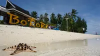 Pulau Bokori, salah satu pulau wisata di bibir teluk Kendari yang menjadi idola baru wisatawan (Frans Patadungan)