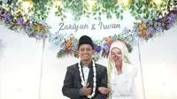 Foto pernikahan Irwan Sokip dan Ikrima Zakiyah yang viral karena mahar berupa beras. (dok. Irwan Sokip)