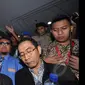 Pimpinan KPK, Zulkarnaen dan Adnan Pandu Praja dipaksa sejumlah petugas meninggalkan Kantor Mabes Polri untuk bertemu dengan Wakapolri Badrodin Haiti, Jakarta, Jumat (23/1/2015). (Liputan6.com/Miftahul Hayat)