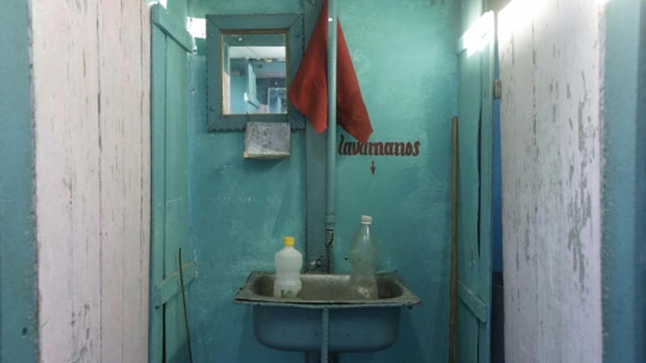 Uniknya kamar mandi keliling buatan pria Kuba