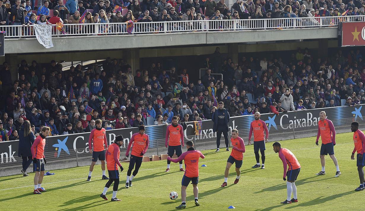 Barcelona gelar sesi latihan perdana tahun 2017 di Stadion Mini, Spanyol, Selasa (3/1/2017). Latihan perdana ini dibanjiri ribuan suporter La Blaugrana. (AFP/Lluis Gene)