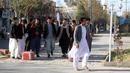 Siswa laki-laki tiba di Universitas Herat setelah universitas dibuka kembali di Herat, Afghanistan, Senin (6/3/2023). Larangan kuliah adalah salah satu dari beberapa pembatasan yang diberlakukan untuk perempuan sejak Taliban kembali berkuasa di Afghanistan pada Agustus 2021 dan telah memicu kemarahan global. (Wakil KOHSAR / AFP)