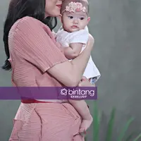 Sebagai ibu baru, perempuan kelahiran Stavanger, Norwegia 29 tahun silam itu mulai mengurangi aktivitasnya. Ia juga banyak bertanya sana-sini soal merawat bayinya. Alice pernah merasa kebingungan saat awal-awal merawatnya. (Bambang E. Ros/Bintang.com)