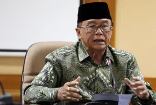 Anggota Dewan Pertimbangan Presiden, Sidarto Danusubroto saat menghadiri forum pengajian sejuk dengan tema "Islam Cinta dari Murcia" di kampus UIN Jakarta, Selasa (5/12). (Liputan6.com/JohanTallo)