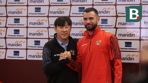 Jordi Amat dan Shin Tae-yong di konferensi pers Timnas Indonesia Vs Irak