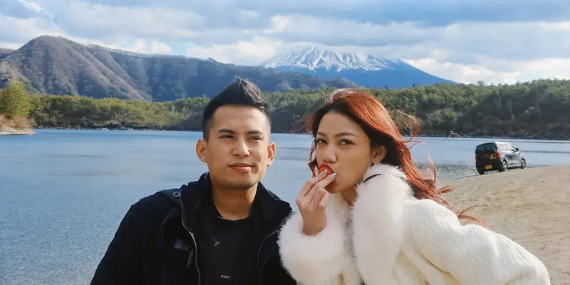 Potret Niko Al Hakim dan Regina Phoenix Berlatar Gunung Fuji Bak Pasangan Prewed