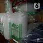 Aktivitas pedagang wadah dan kemasan plastik di Cipadu, Kota Tangerang, Jumat (17/9/2021). Cukai kemasan dan wadah plastik akan diterapkan pada 2022 karena sampah berkontribusi 15 persen terhadap total sampah secara nasional. (Liputan6.com/Angga Yuniar)