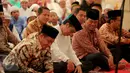 Presiden Jokowi bersama sejumlah Menteri ikut mendengarkan siraman rohani saat acara buka puasa bersama ratusan yatim di Istana Negara, Jakarta, Kamis (18/6/2015). (Liputan6.com/Faizal Fanani)