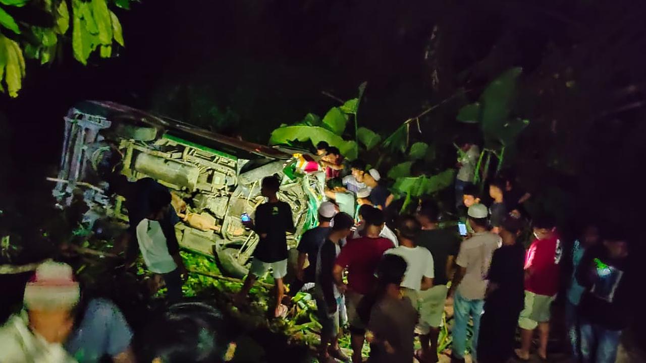 Angkot Antra masuk jurang sedalam 30 meter