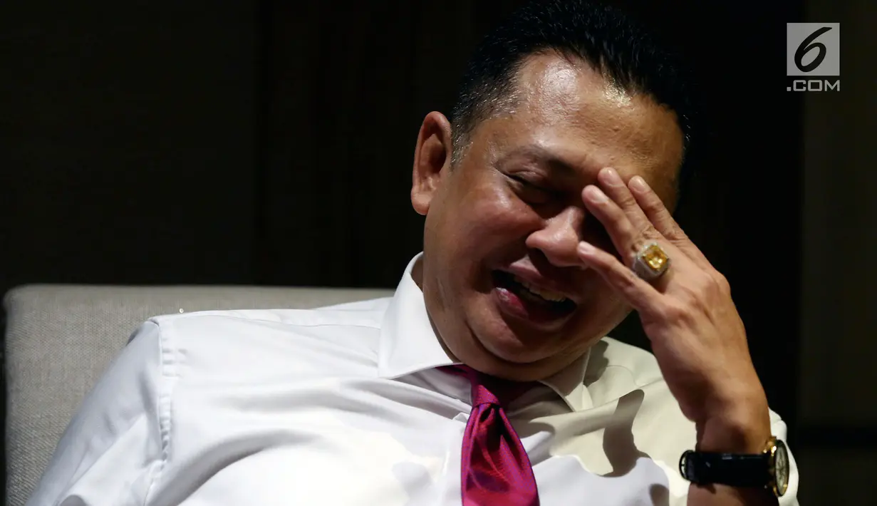 Ketua DPR Bambang Soesatyo saat sesi foto usai terpilih sebagai Ketua DPR di Kompleks Parlemen, Senayan, Jakarta, Rabu (17/1).  Bambang mempersilakan anggota DPR untuk melontarkan kritik. (Liputan6.com/JohanTallo)