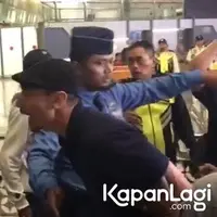 Berikut potret detik-detik Jessica Iskandar dan Vincent Verhaag ketemu dengan Christopher Stefanus Budianto atau Steven. Pria yang menipu mobil Jessica itu tiba di Bandara Soekarno Hatta, Selasa (21/11/2023) sekitar pukul 21.15 WIB. [KapanLagi.com/Muhammad Akrom Sukarya]