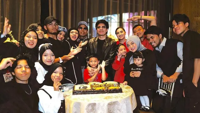 Atta Halilintar menggelar acara ulang tahun yang ke- 29 dengan tema monokrom bersama keluarga besar
