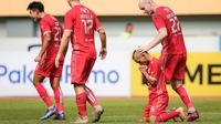 Pemain Persija Jakarta, Riko Simanjuntak melakukan selebrasi bersama rekannya setelah mencetak gol ke gawang PSIS Semarang pada laga lanjutan BRI Liga 1 2022/2023 di Stadion Wibawa Mukti, Cikarang, Kamis (16/03/2023). (Bola.com/Bagaskara Lazuardi)