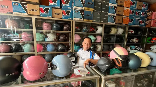 Hendra Africo Sedang Menjaga Toko Helm