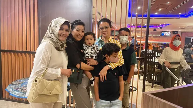 [Fimela] Penuh Kehangatan, Ini 6 Potret Kebersamaan Olivia Zalianty dengan Sang Buah Hati