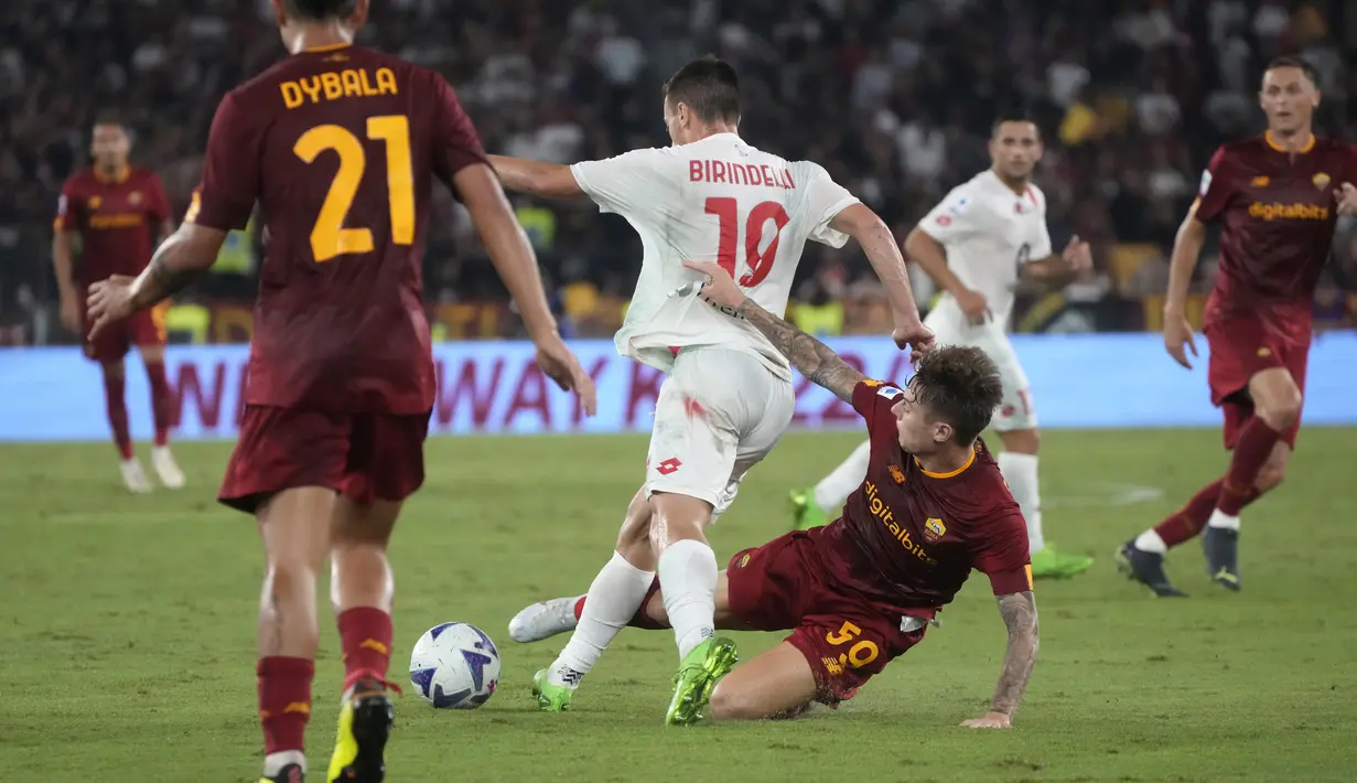 Pemain AS Roma, Nicola Zalewski berusaha merebut bola dari pemain Monza, Samuele Birindelli pada pertandingan lanjutan Liga Serie A Italia di Stadion Olimpiade Roma, Rabu (31/8/2022). Dybala mencetak dua gol dan mengantar Roma menang telak atas Monza 3-0. (AP Photo/Gregorio Borgia)