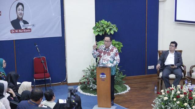Kepala Eksekutif Pengawas Perbankan OJK Dian Ediana Rae dalam kegiatan OJK Mengajar di Fakulitas Ekonomi dan Bisnis (FEB) Universitas Islam Negeri (UIN) Syarif Hidayatullah Jakarta, Senin (6/11/2023). (Dok OJK)
