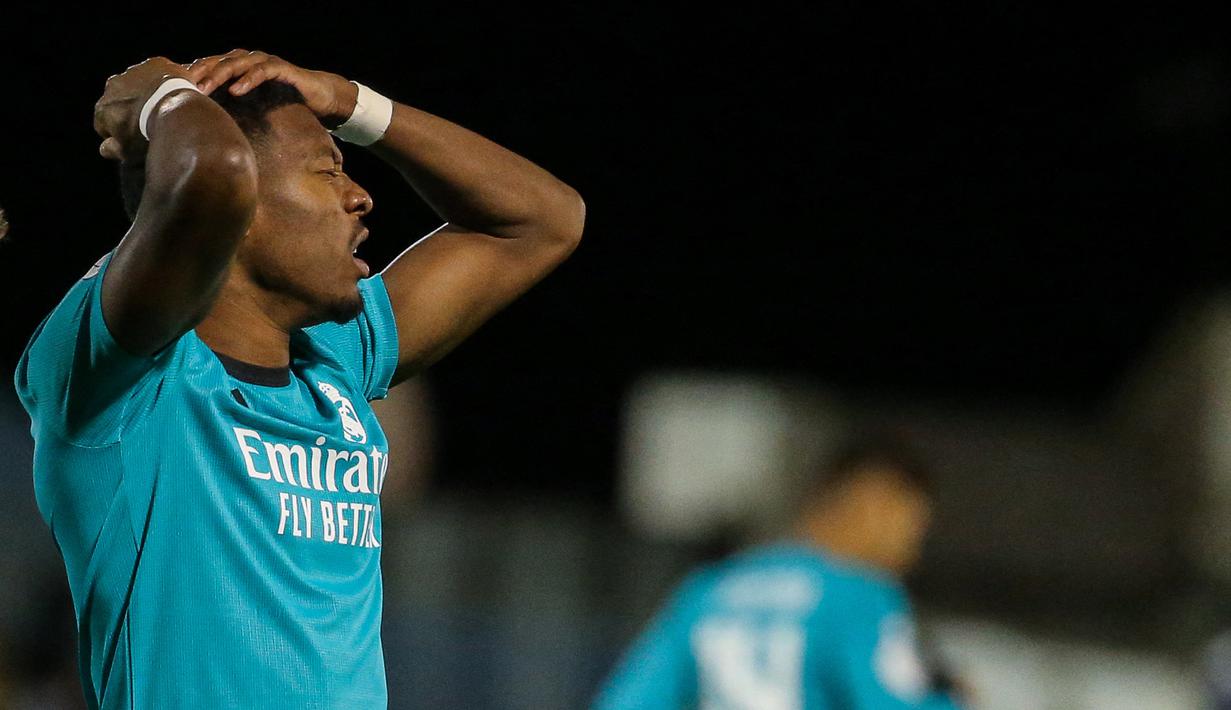 3. David Alaba memegang rekor apik di level individu. Bek Real Madrid ini hampir tidak pernah absen juara, catatan panjang yang dimulai dari Bayern Munchen. Musim 2021/22 lalu adalah musim pertama Alaba berkostum Real Madrid. Dia membantu tim menjuarai La Liga, Liga Champions, dan Supercopa de Espana. Alaba saat ini mendapatkan gaji per pekan sebesar 432 ribu Euro atau setara 6,6 miliar rupiah. (AFP/Jose Jordan)