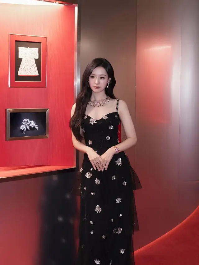 Kim Ji Won kenakan ratusan juta saat hadir BVLGARI Kaleidos di Tokyo. [@geewonii]