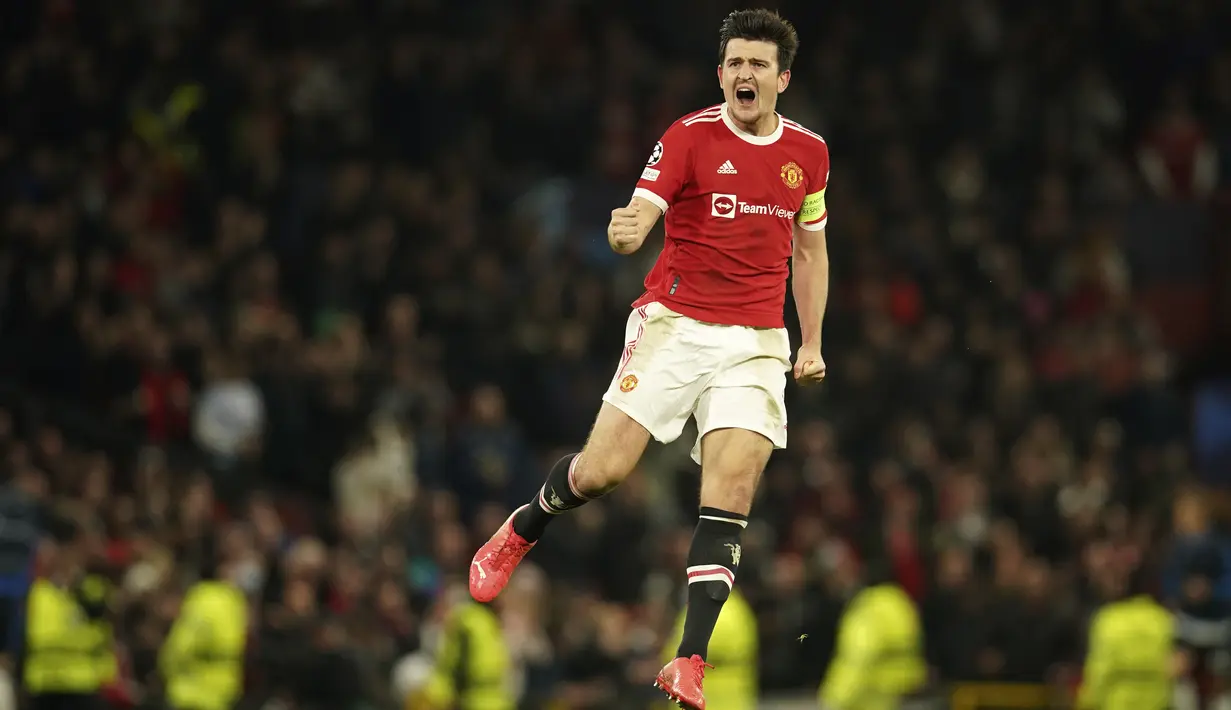 Bek Manchester United, Harry Maguire berselebrasi usai mencetak gol ke gawang Atalanta pada pertandingan lanjutan Grup F Liga Champions di Old Trafford, Inggris, Kamis (21/10/2021). MU menang tipis atas Atalanta 3-2. (AP Photo/Dave Thompson)