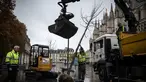 Pekerja kota menanam pohon di Bordeaux (24/11/2021). Inisiatif penanaman kembali telah muncul sejak awal abad ke-21 didorong oleh perubahan tujuan pembangunan perkotaan dan meningkatnya kekhawatiran tentang pemanasan global. (AFP/Philippe Lopez)