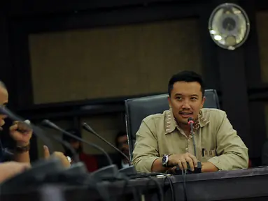 Menteri Pemuda dan Olahraga (Menpora), Imam Nahrawi (kanan) melakukan pertemuan dengan 18 klub PSSI dan PT Liga Indonesia di Kantor Kemenpora, Jakarta, Senin (27/4/2015). Pertemuan berlangsung tertutup dan tanpa hasil. (Liputan6.com/Helmi Fithriansyah)