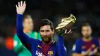 Pemain bintang Barcelona, Lionel Messi memamerkan Sepatu Emas Eropa sebelum melawan Deportivo La Coruna dalam pertandingan liga Spanyol di stadion Camp Nou di Barcelona (17/12). (AP Photo/Manu Fernandez)