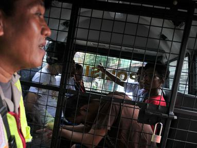 Tujuh warga yang diduga bandar narkoba dan terlibat dalam pengeroyokan digelandang petugas Kepolisian Polres Metro Jaktim untuk dilakukan pemeriksaan lebih lanjut, Kamis (21/1). (Liputan6.com/Yoppy Renato)