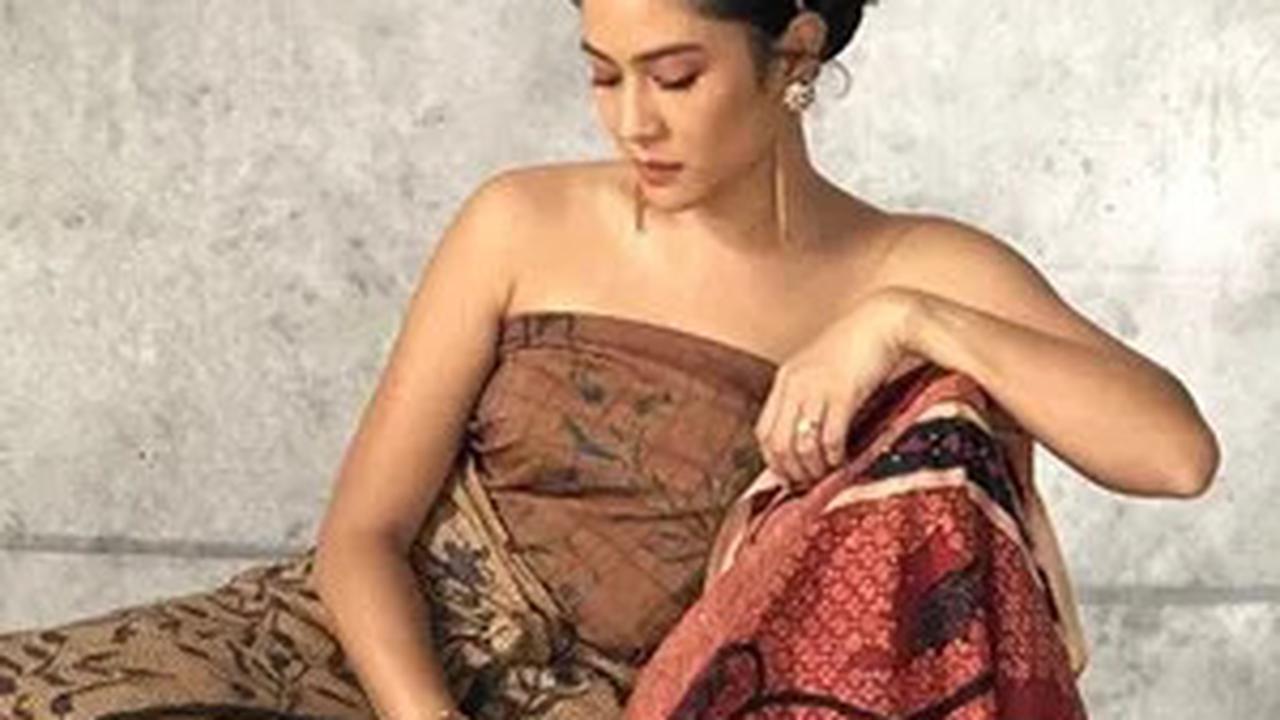 Foto Dian Sastro Pakai Kain Batik di 'Hari Batik', Sederhana Tapi Stunning Abis!