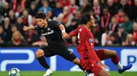 Striker RB Salzburg, Hwang Hee-chan, mendribel melewati pemain Liverpool, Virgil van Dijk, pada laga Liga Champions, di Stadion Anfield, Kamis (3/10/2019) dini hari WIB. (AFP/Paul Ellis)