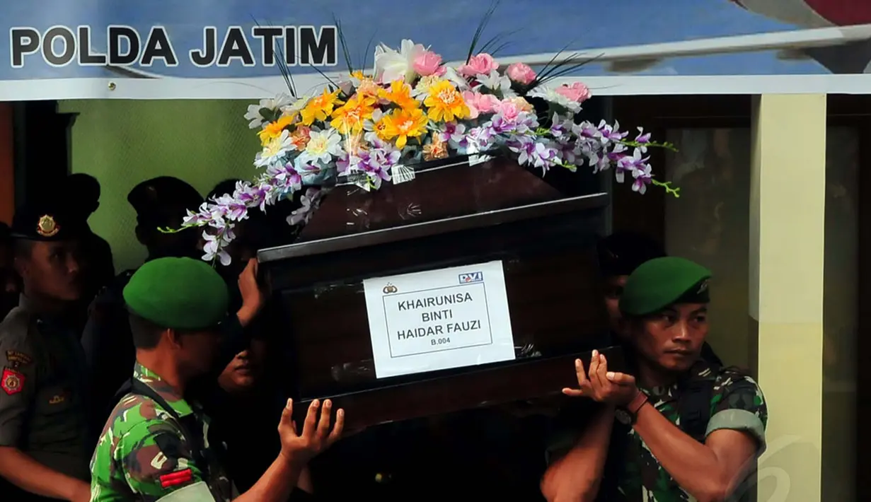Salah satu jenazah korban pesawat AirAsia QZ8501 yang diserahkan ke pihak keluarga di RS Bhayangkara, Surabaya, Jumat (2/1/2015) adalah jenazah pramugari Khairunisa. (Liputan6.com/Johan Tallo)