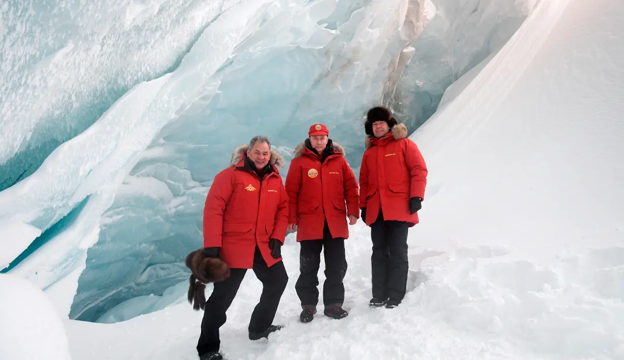 Presiden Rusia, Vladimir Putin bersama PM Dmitry Medvedev dan Menteri Pertahanan Sergei Shoigu, foto bersama saat menyusuri gletser kepulauan Arktik Franz Josef Land di Arctic Rusia, (29/3). (Alexei Druzhinin/Pool Photo via AP)