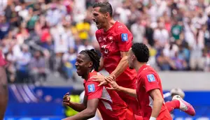 Pemain Timnas Swiss, merayakan gol yang dicetak Johan Manzambi ke gawang Timnas Bosnia-Herzegovina dalam laga kedua Grup B Piala Dunia 2026 di Inglewood, Calif, Jumat (19/6/2026) dini hari WIB. (AP Photo/Mark J. Terrill)