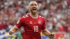 Timnas Denmark mengawali langkahnya di ajang Euro 2024 dengan memetik hasil imbang 1-1 saat menghadapi Slovenia pada laga Grup C di MHPArena, Stuttgart, Jerman, Minggu (16/6/2024). Juara edisi 1992 yang mendapat julukan Tim Dinamit tersebut sebenarnya unggul terlebih dahulu lewat gol Christian Eriksen sejak menit ke-17, namun Slovenia akhirnya mampu menutup laga dengan hasil imbang setelah mampu menyamakan sor 1-1 lewat gol Erik Janza pada menit ke-77.  (AP Photo/Matthias Schrader)