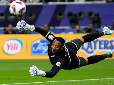 Kiper Oman Ibrahim Al-Mukhaini berusaha menyelamatkan bola saat melawan Arab Saudi pada pertandingan sepak bola Grup F Piala Asia di Khalifa International Stadium, Doha, Qatar, Selasa (16/1/2024). Arab Saudi mengalahkan Oman dengan skor 2-1. (AP Photo/Aijaz Rahi)