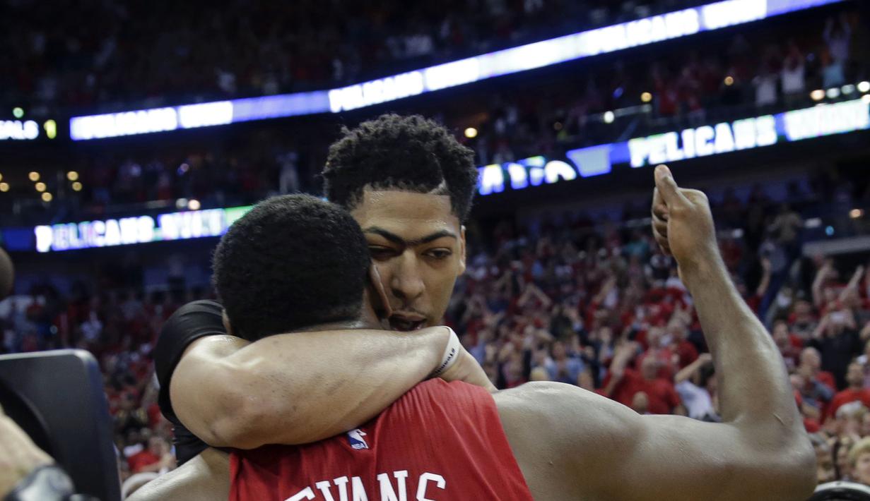 Forward New Orleans Pelicans Anthony Davis melakukan selebrasi bersama rekan setimnya Tyreke Evans seusai pertandingan. Kemenangan 108-103 atas San Antonio Spurs mengantarkan Pelicans ke babak play-off NBA.((AP Photo/Gerald Herbert)